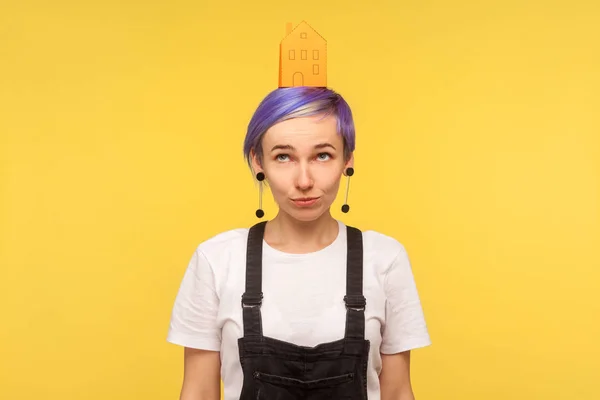 Portrét roztomilé trendy hipster dívka dívá nahoru na oranžový papír — Stock fotografie