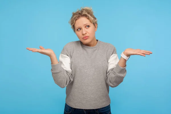 Ik weet het niet, wat maakt het uit. beschaamde vrouw met kort haar in zw — Stockfoto