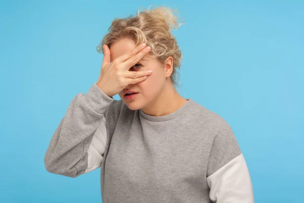 Nosy, mujer curiosa con pelo rizado corto en aspecto de sudadera —  Fotos de Stock