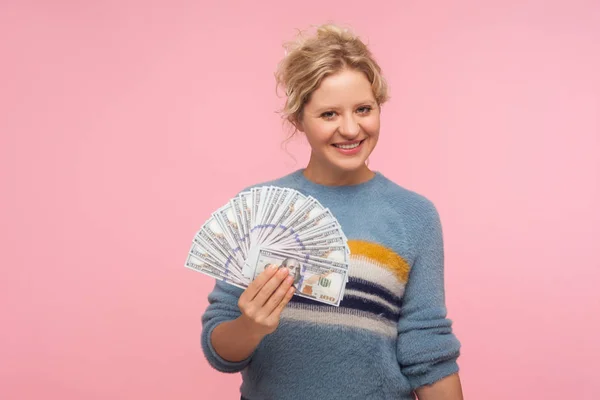 Grandes ingresos, ganancias. Retrato del ganador de la lotería feliz, emocionado wo — Foto de Stock