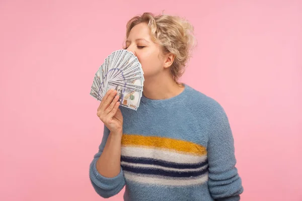 Retrato de mujer feliz y contenta con el pelo rizado en suéter caliente — Foto de Stock