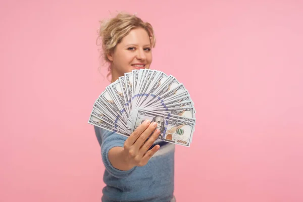 Ahorro financiero. Retrato del ganador de la lotería feliz, emocionado wom — Foto de Stock