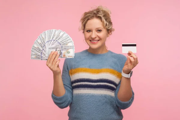 Prêt bancaire, épargne financière. Portrait de femme adulte positive w — Photo