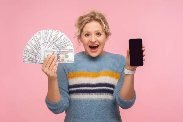 Banca móvil. Retrato de mujer adulta sorprendida y feliz sosteniendo — Foto de Stock