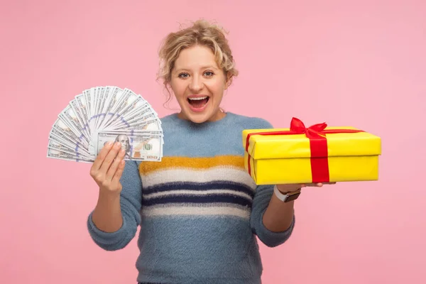 Dinero y regalo. Retrato de mujer emocionada conmocionada con rizado hai —  Fotos de Stock