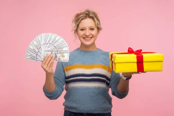 Dinero y regalo. Retrato de hermosa mujer feliz con rizado hai — Foto de Stock