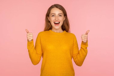 Başparmaklar yukarı! Terli, neşeli, neşeli, kızıl kızın portresi.