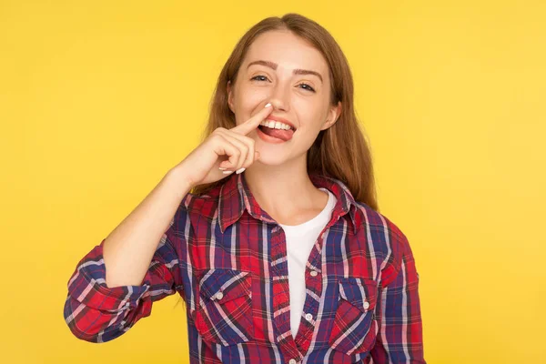 Πορτρέτο του αστείο παιδικό κορίτσι τζίντζερ σε καρό πουκάμισο pickin — Φωτογραφία Αρχείου