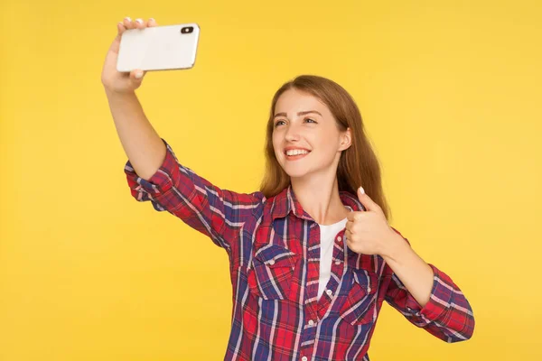 Gosta! Retrato de blogueiro feliz, menina de gengibre em mak camisa casual — Fotografia de Stock