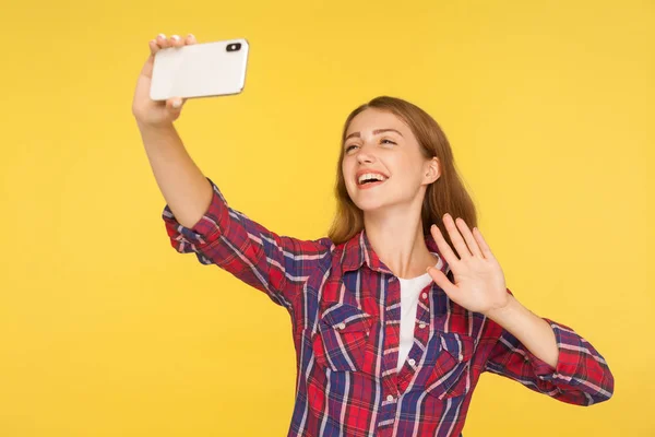 Hallo, subs! Porträt der freundlichen Ingwermädchen im lässigen Hemd makin — Stockfoto