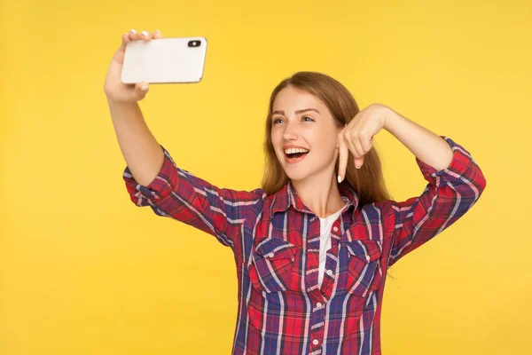 Se ned, abonnement! Portrett av en lystig jenteblogger i casua – stockfoto