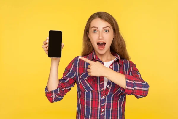 Uau, olha para o dispositivo! Retrato de menina bonita espantada na camisa poi — Fotografia de Stock