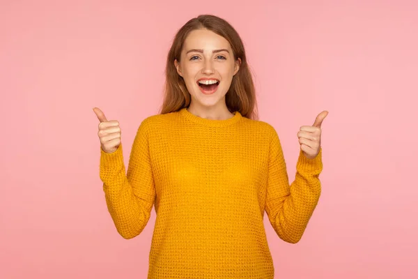 Daumen hoch! Porträt der attraktiven fröhlichen Ingwermädchen in Schweiß — Stockfoto