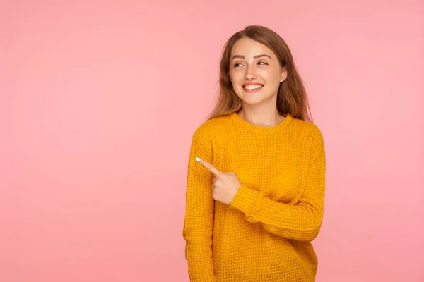 ¡Miren, atención! Retrato de chica de jengibre atractiva alegre en —  Fotos de Stock