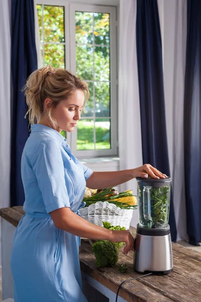 Blond lycklig kvinna slå på mixer för att göra smoothie, frisk b — Stockfoto