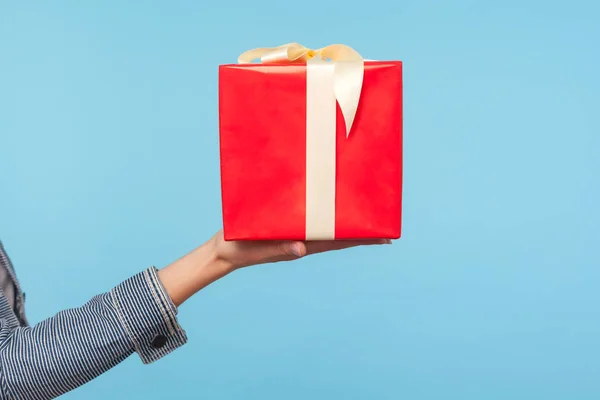 Vista lateral de cerca de la mano femenina en la ropa de mezclilla celebración de gran re — Foto de Stock