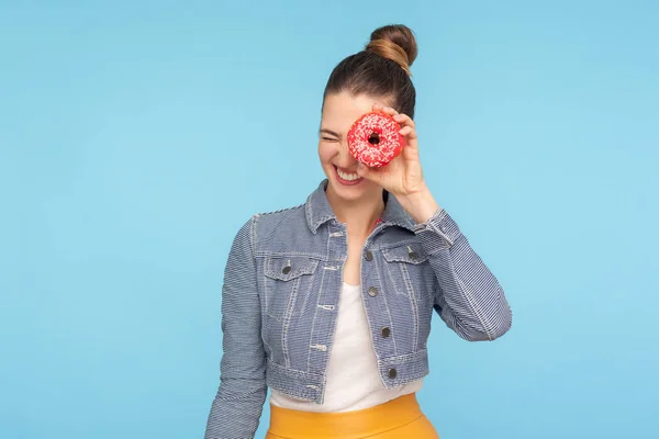 Menina despreocupada encantado na roupa da moda espreitando através de fazer — Fotografia de Stock