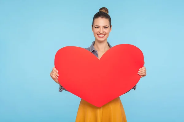 Retrato de linda mujer atractiva feliz con una sonrisa amable holdi — Foto de Stock