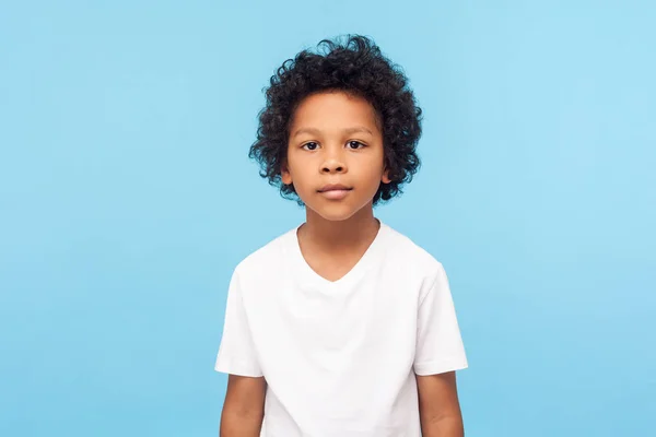 Porträt des süßen kleinen Jungen mit stylischer Lockenfrisur in weißem T — Stockfoto