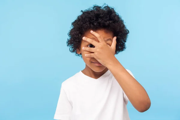 Ritratto di divertente ficcanaso adorabile bambino con la copertura dei capelli ricci — Foto Stock