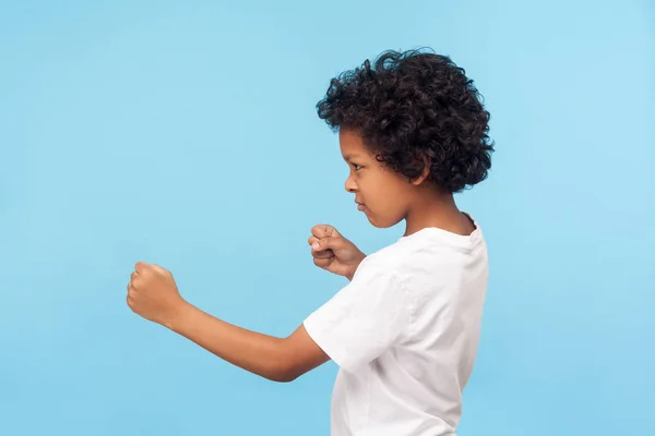 Combattiamo! Profilo di aggressive little boy with curls in T-sh — Foto Stock