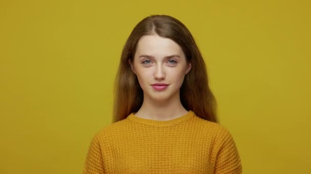 Menina Bonita Positivo Feliz Com Cabelo Castanho Pulôver Olhando Para — Vídeo de Stock