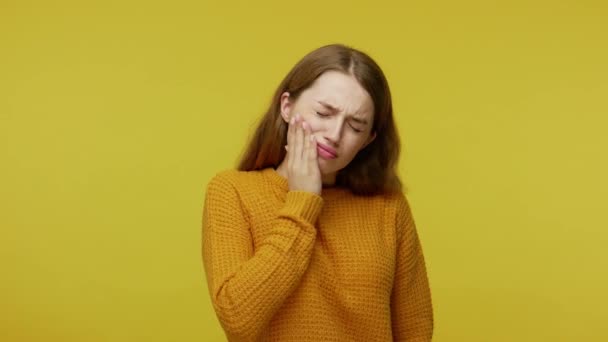Diş Sağlığı Hasta Mutsuz Kız Acıdan Gözlerini Kapatıyor Yanağını Tutuyor — Stok video