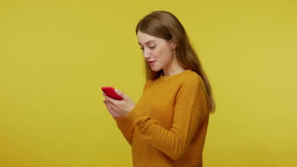 Verrast Gelukkig Meisje Met Vriendelijke Verschijning Scrollen Sociale Netwerkberichten Smartphone — Stockvideo