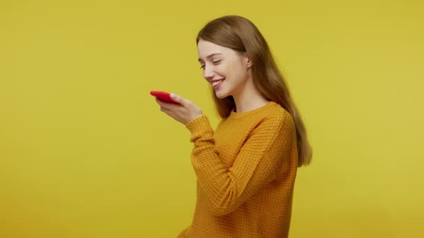 Digitale Sprach App Lächelndes Mädchen Mit Freundlichem Gesicht Gespräch Mit — Stockvideo