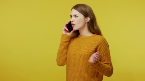 Nettes Mädchen Pullover Lauscht Aufmerksam Den Gesprächen Auf Ihrem Handy — Stockvideo