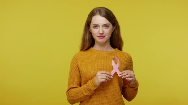 Lächelndes Nettes Mädchen Mit Angenehm Freundlichem Gesichtsausdruck Mit Rosa Schleife — Stockvideo