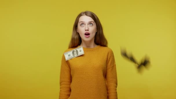 Bella Ragazza Pullover Stupita Dalle Banconote Dollari Che Cadono Dall — Video Stock