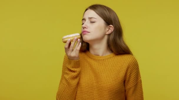 Menina Positiva Atraente Olhando Com Desejo Para Delicioso Donut Cheirando — Vídeo de Stock