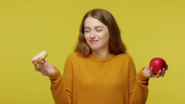 Roztomilá Štíhlá Dívka Svetru Drží Jablko Koblihu Kousání Koblihy Výběr — Stock video