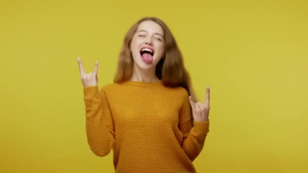 Nieposłuszny Cute Girl Brązowymi Włosami Pullover Rock Roll Ręka Gest — Wideo stockowe