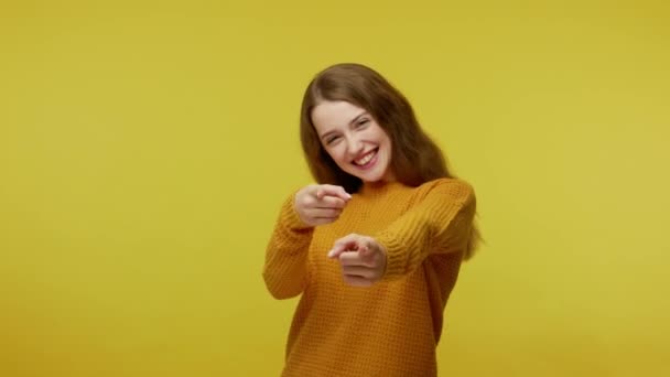 Hej Cieszę Się Szczęśliwa Dziewczyna Brązowymi Włosami Pullover Uśmiecha Się — Wideo stockowe