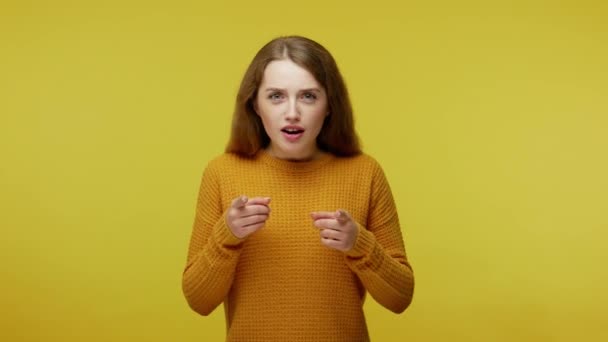 Vážně Vyhrála Jsi Překvapená Dívka Hnědými Vlasy Svetru Ukazuje Kameru — Stock video