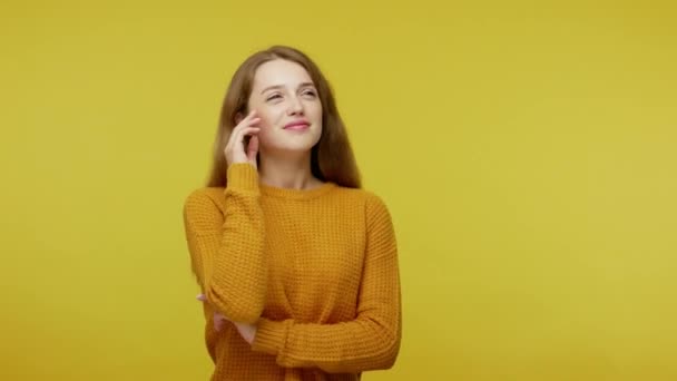 Bella Bella Giovane Donna Con Capelli Castani Sognando Con Espressione — Video Stock