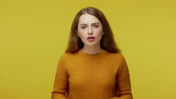 驚きの顔に触れる衝撃的な若い女性と大きな目と口を開いて カメラを見て 本物の驚き 不信反応を表現する 屋内スタジオでの撮影黄色の背景 — ストック動画