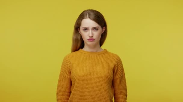 Zdenerwowana Przygnębiona Dziewczyna Brązowymi Włosami Pulowerze Zaczyna Płakać Zakrywać Twarz — Wideo stockowe