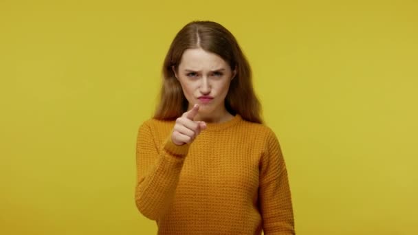 Kłamiesz Niezadowolona Młoda Kobieta Dotykająca Nosa Wskazująca Kamerę Mówiąca Nie — Wideo stockowe