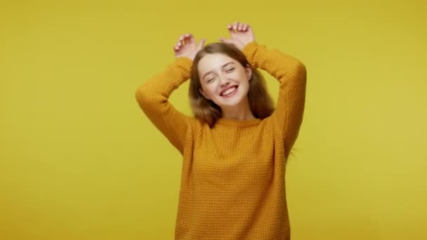 Hravá Šťastná Dívka Krásným Vzhledem Ležérní Oblečení Smějící Bezstarostně Ukazující — Stock video