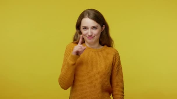 Grappig Schattig Grappig Meisje Met Bruin Haar Pullover Die Haar — Stockvideo
