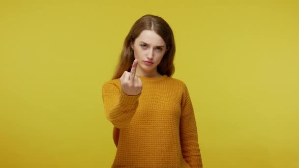 Отвали Разочарованная Сердитая Девушка Случайном Свитере Показывающая Средний Палец Жест — стоковое видео