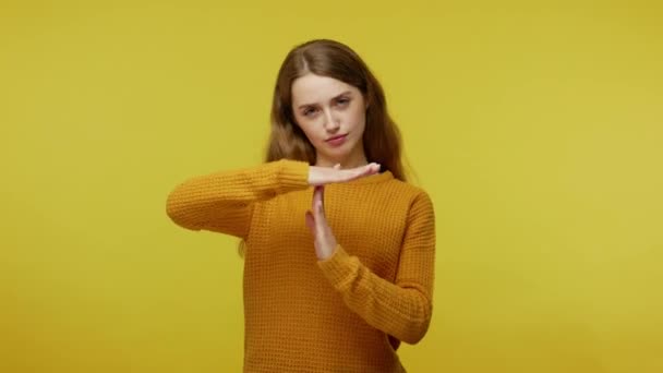 Müde Ernstlich Aufgebrachte Junge Frau Mit Schönem Aussehen Lässigem Outfit — Stockvideo