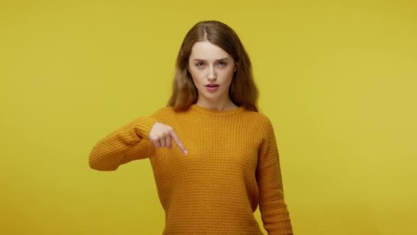 Strictement Autoritaire Jeune Femme Vêtements Décontractés Pointant Doigt Vers Bas — Video