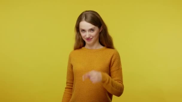Piękna Zabawna Dziewczyna Brązowymi Włosami Skierowana Kamerę Pokazująca Gest Ręką — Wideo stockowe