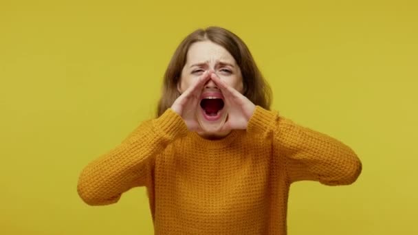 Attention Pissed Crazy Girl Holding Hands Mouth Shouting Hysterically Screaming — Stockvideo