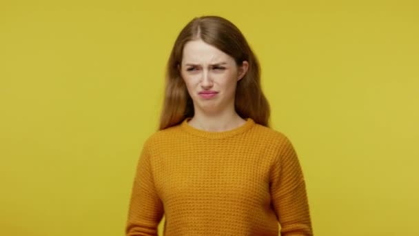 Lustiges Verwirrtes Mädchen Lässiger Kleidung Das Luft Schnuppert Nase Kneift — Stockvideo
