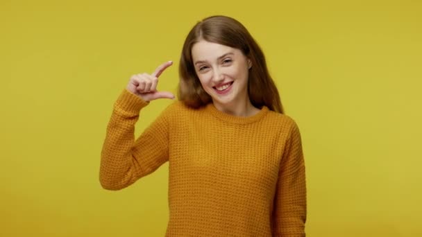 Tamanho Pequeno Menina Feliz Engraçado Com Cabelo Castanho Pulôver Mostrando — Vídeo de Stock